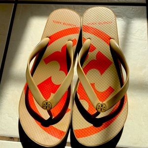 TORY BURCH tan wedge summer sandal size 10